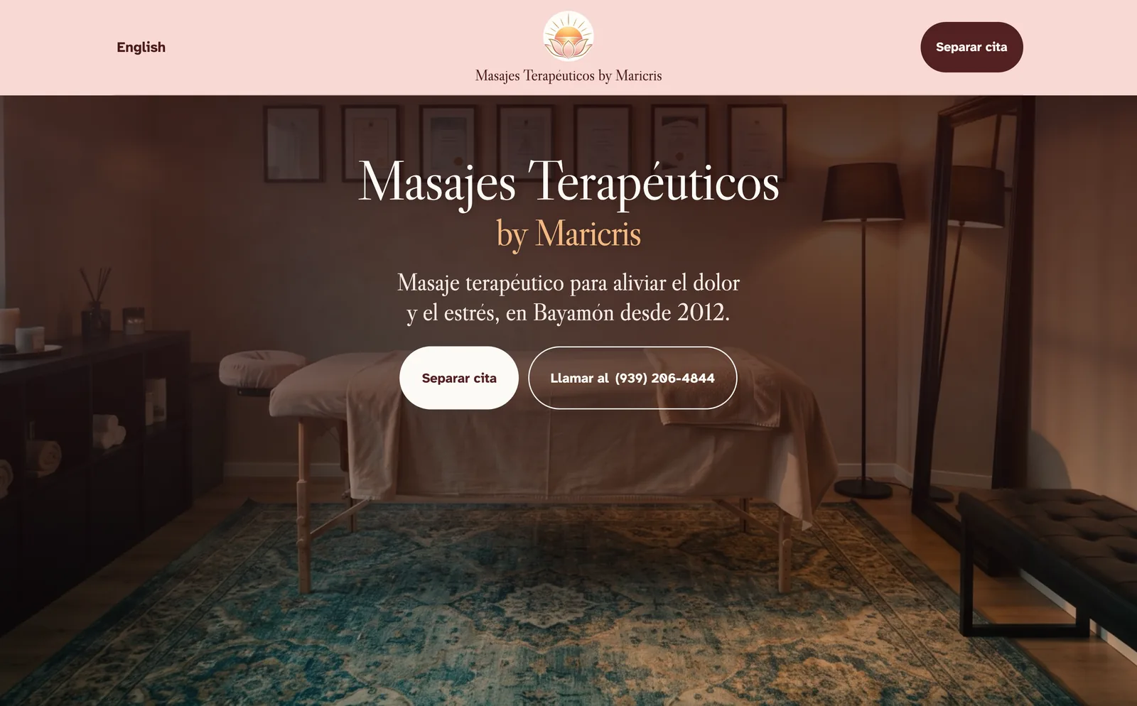 La portada del website de la terapeuta: el nombre del negocio sobre una foto de la sala de masaje, con los botones para separar cita y para llamar, y el enlace a la versión en inglés.