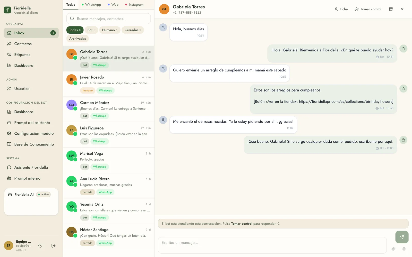 La bandeja de conversaciones del panel: la lista de chats a la izquierda y, a la derecha, una conversación abierta en la que el bot le manda a una clienta los arreglos de cumpleaños de la tienda.